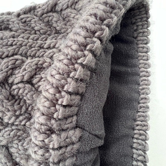 Turtle fur pom pom hat, charcoal gray, lined excellent condition - Picture 6 of 6